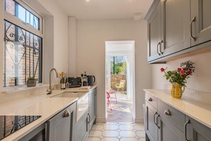 Mikroaaltouuni, uuni, astianpesukone