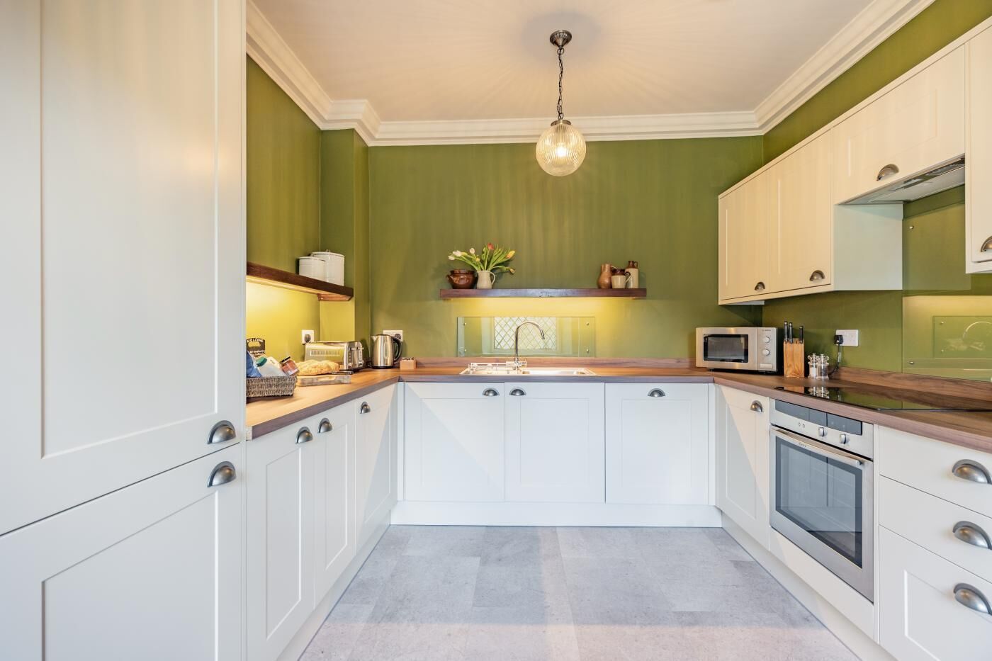 Four, lave-vaisselle, chaise haute