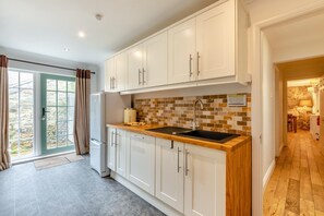 Oven, dishwasher, high chair, cookware/dishes/utensils - 2 Bed in Bamburgh (oc-gd1273) (Bamburgh)