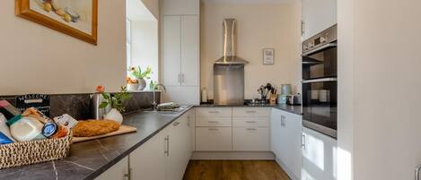 Four, lave-vaisselle, chaise haute