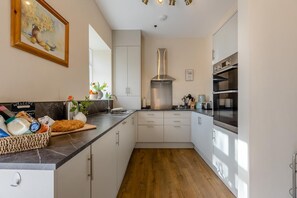 Oven, dishwasher, high chair, cookware/dishes/utensils - 2 Bed in Ludlow (oc-d31885) (Ludlow)