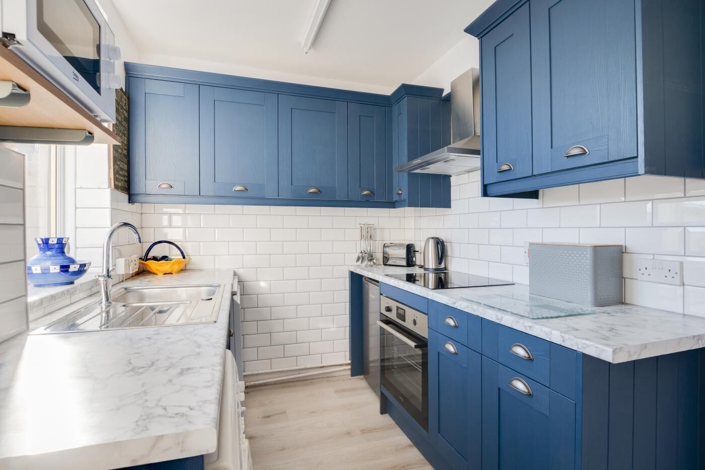 Four, batterie de cuisine, vaisselle et ustensiles