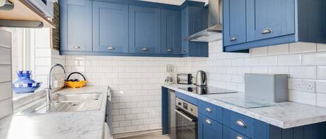 Four, batterie de cuisine, vaisselle et ustensiles