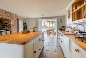 Microwave, oven, dishwasher, high chair - 6 Bed in Llanwern (oc-w31947) (Brecon)
