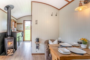 Uuni, keittoastiat/astiat/ruokailuvälineet