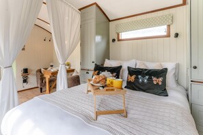 واي فاي مجانًا وملاءات أسرّة