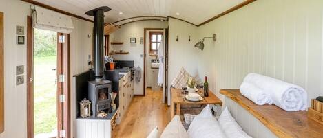 Silitysrauta/-lauta, ilmainen Wi-Fi, vuodevaatteet