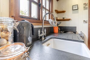 Een oven, kookgerei, borden en bestek