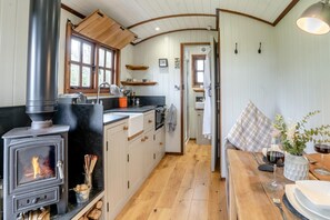 Uuni, keittoastiat/astiat/ruokailuvälineet