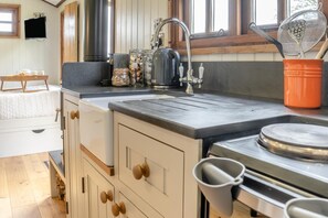 Oven, cookware/dishes/utensils - 1 Bed in Bronllys (oc-t31949) (Bronllys)