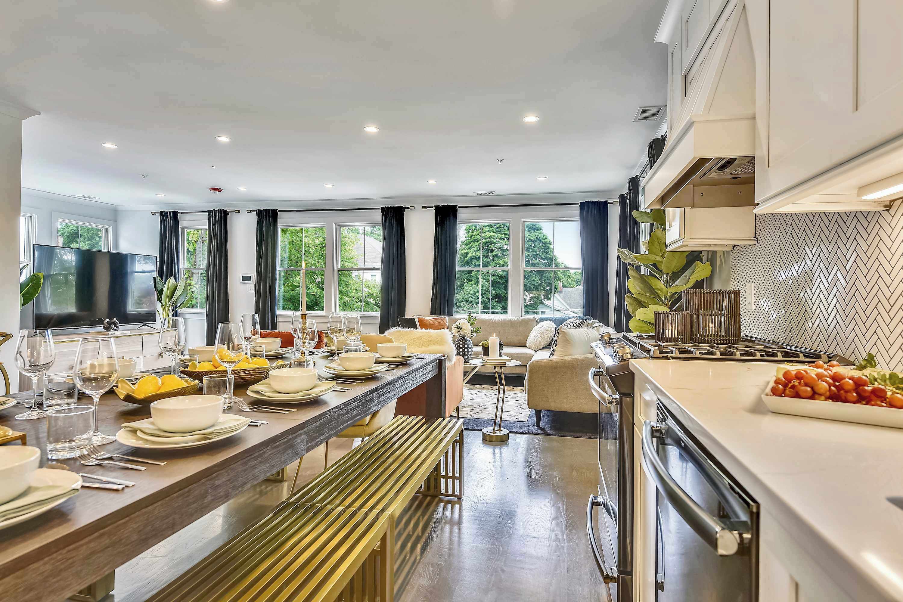 冷蔵庫、電子レンジ、オーブン、コンロ