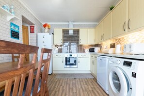 Oven, dishwasher, cookware/dishes/utensils - 2 Bed in Saltburn-by-the-Sea (oc-cl004) (Saltburn-by-the-Sea)