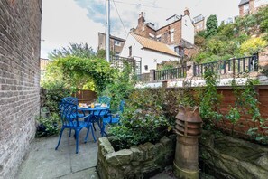 Outdoor dining - 3 Bed in Whitby (oc-w454) (Whitby)