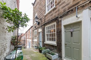 Exterior detail - 3 Bed in Whitby (oc-w454) (Whitby)