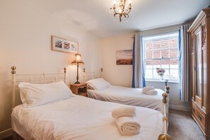 Travel cot, free WiFi, bed sheets - 3 Bed in Whitby (oc-w454) (Whitby)