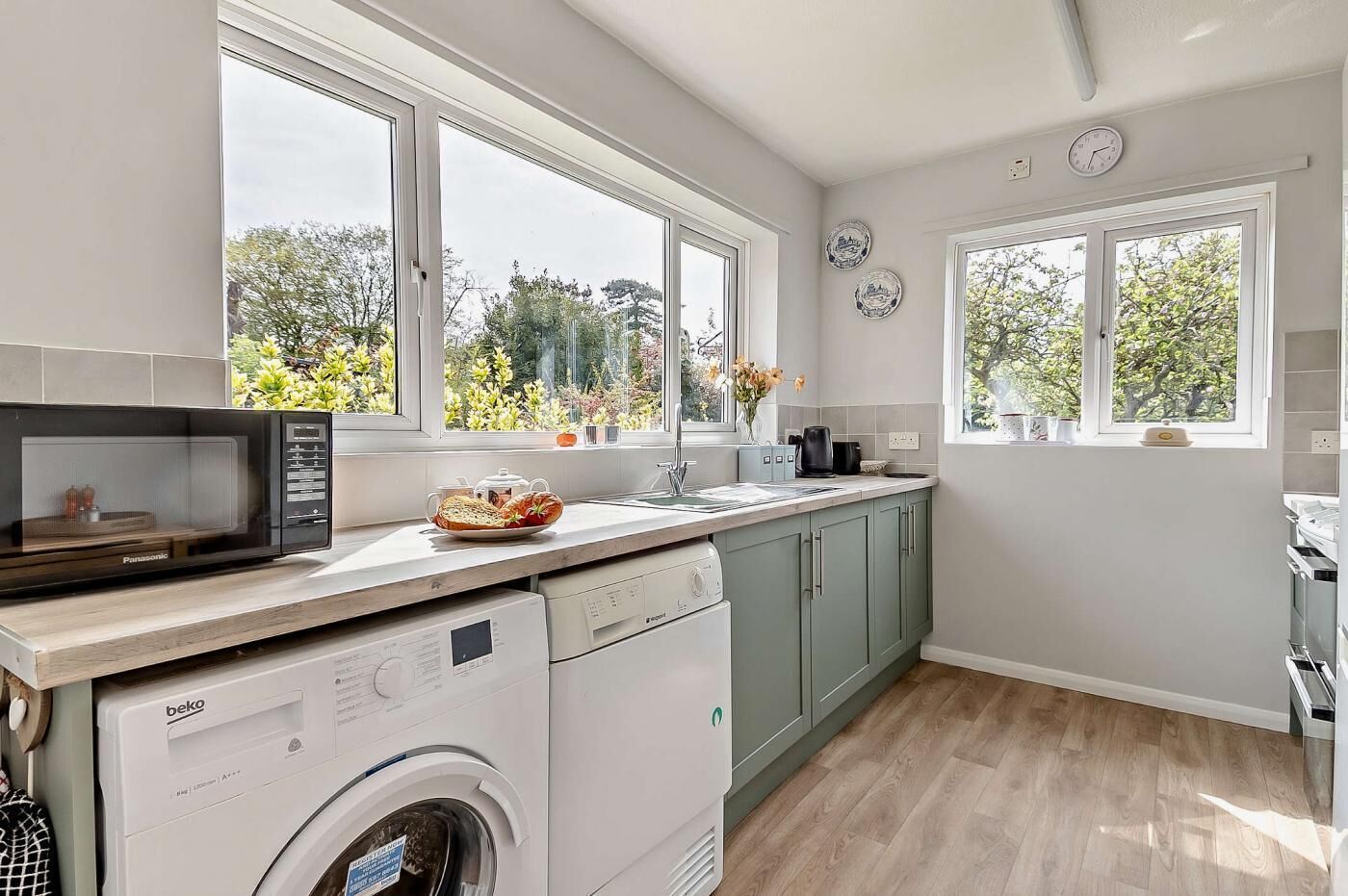 Micro-ondes, four, chaise haute