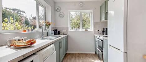 Microondas, horno, silla alta para bebés, utensilios de cocina