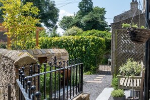Property grounds - 3 Bed in Carperby (oc-ds058) (Carperby)
