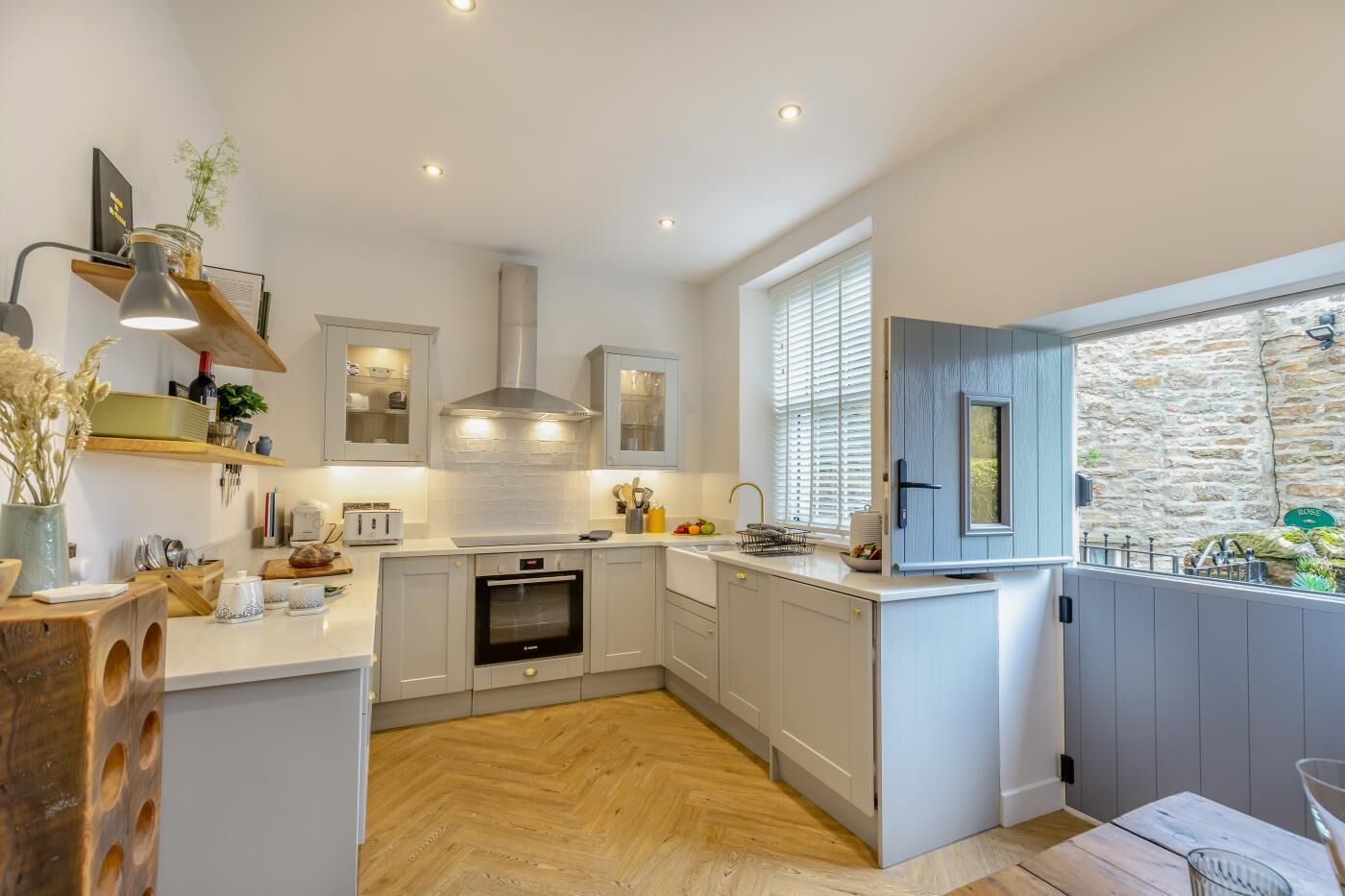 Uuni, astianpesukone, syöttötuoli, keittoastiat/astiat/ruokailuvälineet