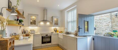 Uuni, astianpesukone, syöttötuoli, keittoastiat/astiat/ruokailuvälineet