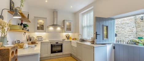 Ofen, GeschirrspĂŒler, Hochstuhl, Kochgeschirr/Geschirr/Besteck