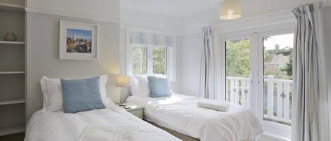 Tabla de planchar con plancha, wifi gratis y ropa de cama