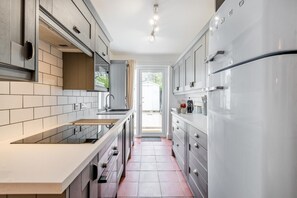 Microwave, oven, dishwasher, cookware/dishes/utensils - 2 Bed in Whitstable (oc-w31887) (Whitstable)