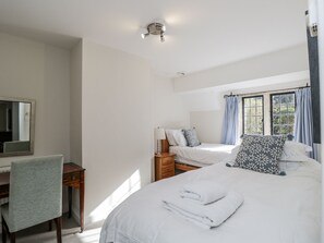 4 bedrooms, individually decorated, individually furnished, free WiFi - The Old Hall (Tetbury)