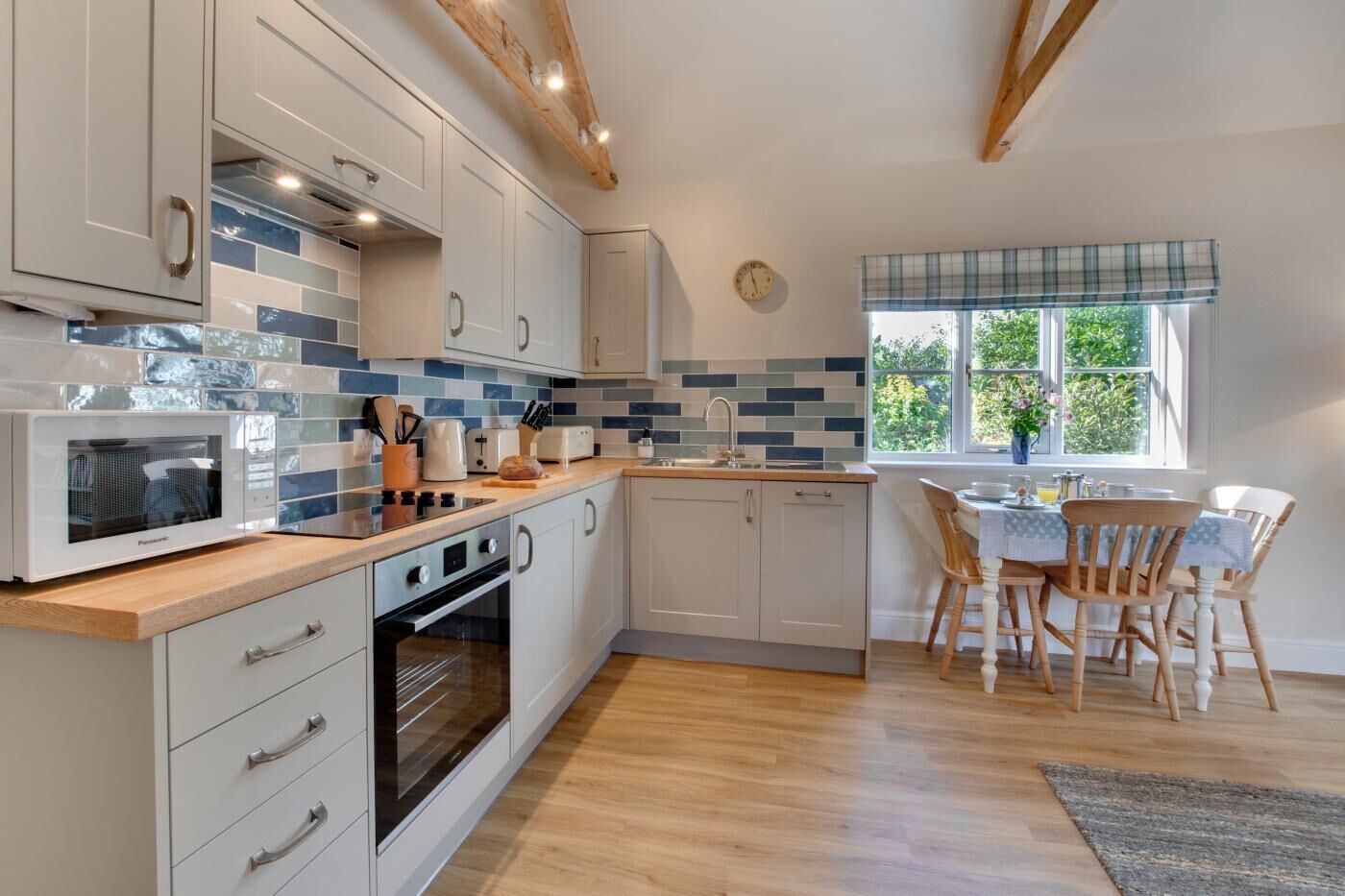 Microondas, horno, lavavajillas y utensilios de cocina