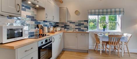 Microondas, horno, lavavajillas y utensilios de cocina