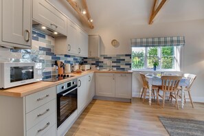Microwave, oven, dishwasher, cookware/dishes/utensils - 1 Bed in Reepham (oc-2035) (Reepham)