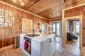 Four, lave-vaisselle, batterie de cuisine, vaisselle et ustensiles