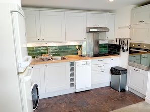 Oven, dishwasher, high chair, cookware/dishes/utensils - 2 Bed in St. Levan (oc-p00788) (Saint Levan)