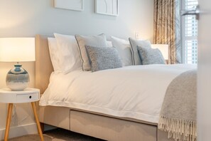 Een strijkplank/strijkijzer, reisbedje, gratis wifi, beddengoed