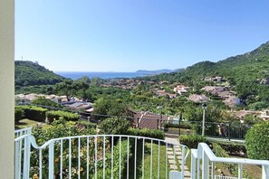 Property grounds - <b></b>Located on the southeastern coast of Sardinia, 20 km from Villasimius, <b>Casa Ginestra</b> is set in a quiet residential area of Costa Rei. Nestled within a well-kept garden, this charming terraced house boasts a stunning <b>view of the gulf</b>  (Muravera)
