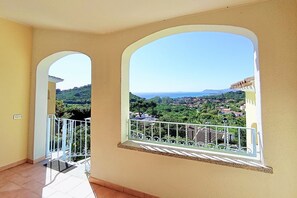 Interior - <b></b>Located on the southeastern coast of Sardinia, 20 km from Villasimius, <b>Casa Ginestra</b> is set in a quiet residential area of Costa Rei. Nestled within a well-kept garden, this charming terraced house boasts a stunning <b>view of the gulf</b>  (Muravera)