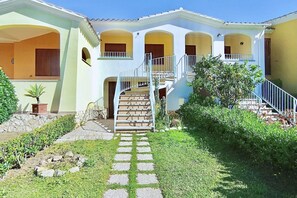 Exterior - <b></b>Located on the southeastern coast of Sardinia, 20 km from Villasimius, <b>Casa Ginestra</b> is set in a quiet residential area of Costa Rei. Nestled within a well-kept garden, this charming terraced house boasts a stunning <b>view of the gulf</b>  (Muravera)