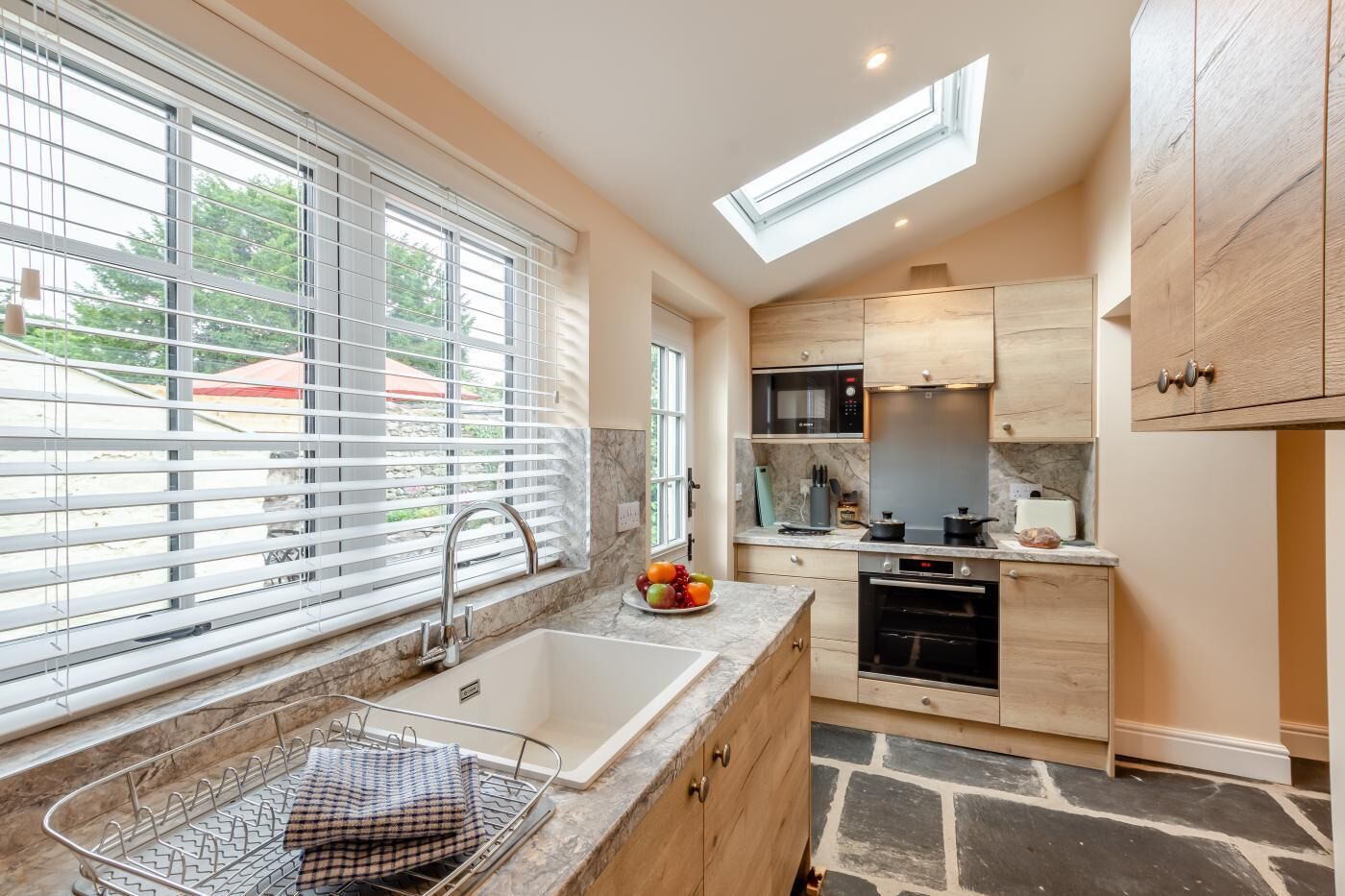 Microondas, horno, lavavajillas y utensilios de cocina 