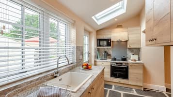 Microwave, oven, dishwasher, cookware/dishes/utensils