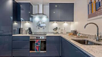 Microwave, oven, dishwasher, cookware/dishes/utensils