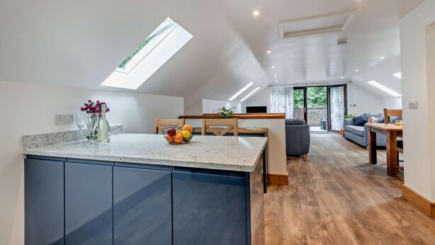 Een modern loftappartement met keuken, eethoek en woonruimte.