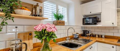 Horno, lavavajillas, periquera y utensilios de cocina