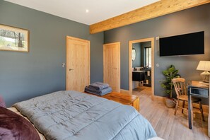 Travel crib, free WiFi, bed sheets