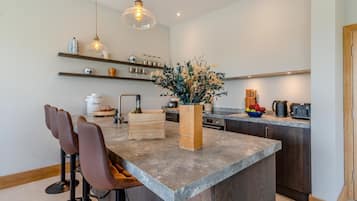 Micro-ondes, four, lave-vaisselle, chaise haute