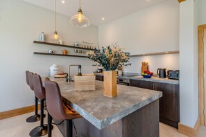 Mikrowelle, Ofen, Geschirrspüler, Hochstuhl