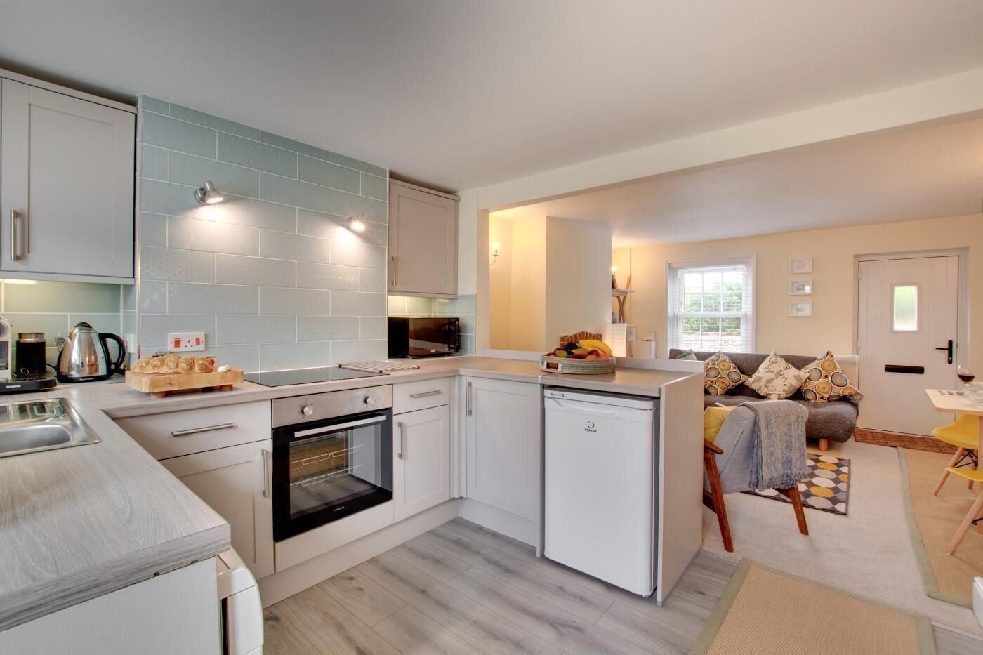 Microondas, horno, lavavajillas y periquera 