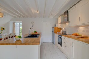 ميكروويف، فرن، غسالة أطباق، كرسي للأطفال