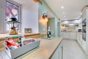 Mikroaaltouuni, uuni, astianpesukone, syöttötuoli