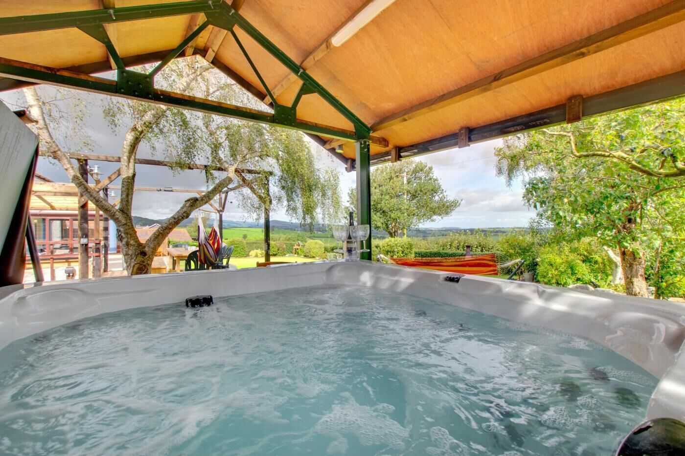 Tina de hidromasaje al aire libre