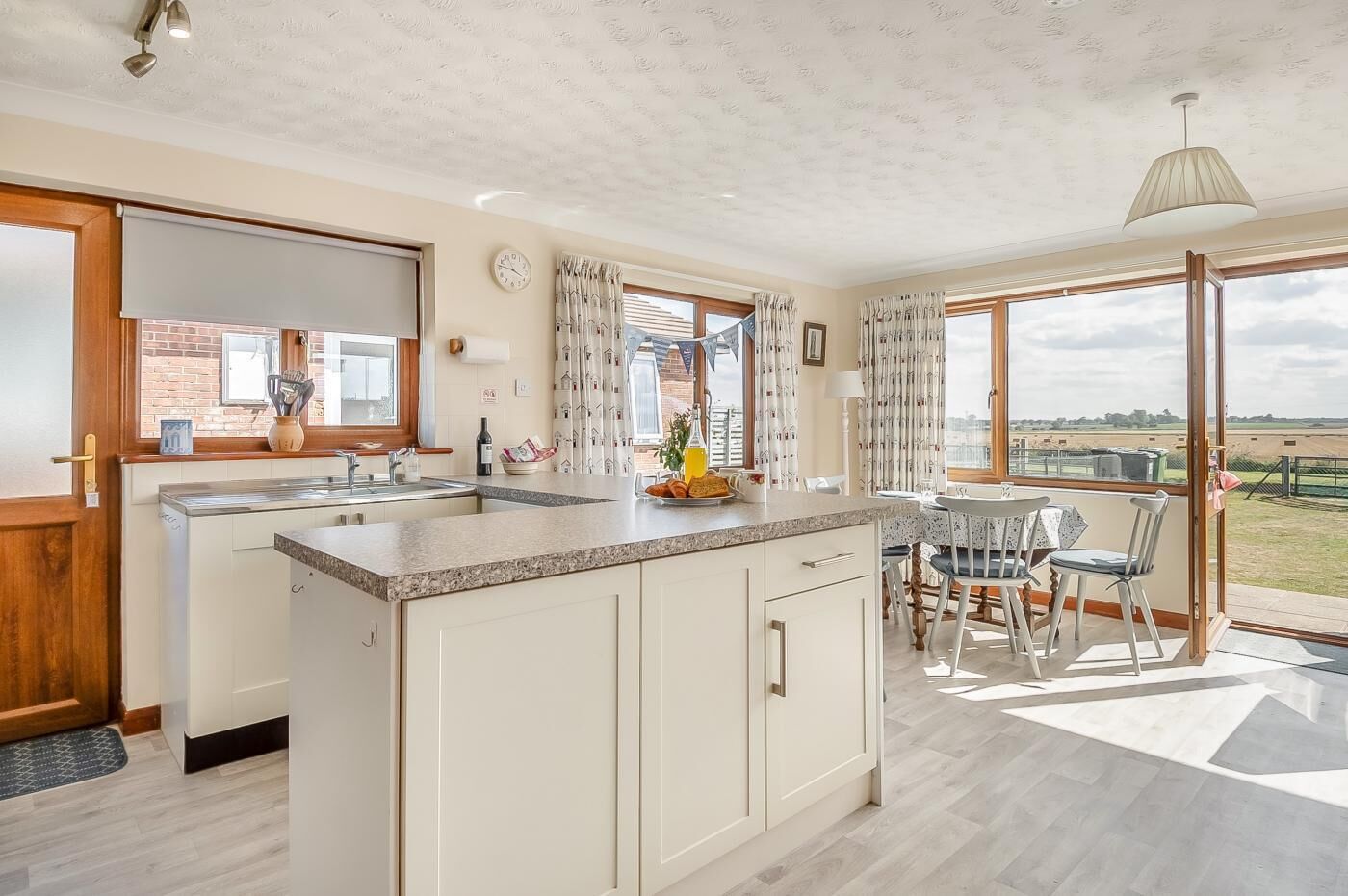 Uuni, keittoastiat/astiat/ruokailuvälineet